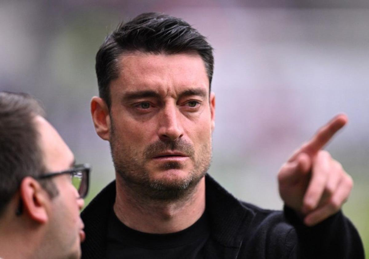 Frankfurt's Spanish head coach Albert Riera looks on ahead during the German first division Bundesliga football match between Eintracht Frankfurt and RB Leipzig in Frankfurt am Main, western Germany, on April 18, 2026. Kirill KUDRYAVTSEV / AFP