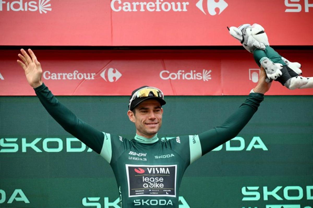 Team Visma-Lease a bike's Belgian rider Wout van Aert celebrates on the podium wearing the points ranking leader's green jersey after the 11th stage of the Vuelta a Espana 2026 cycling tour, a 151,3 km race between Carthagena and Lorca, on September 2, 2026. JOSE JORDAN / AFP