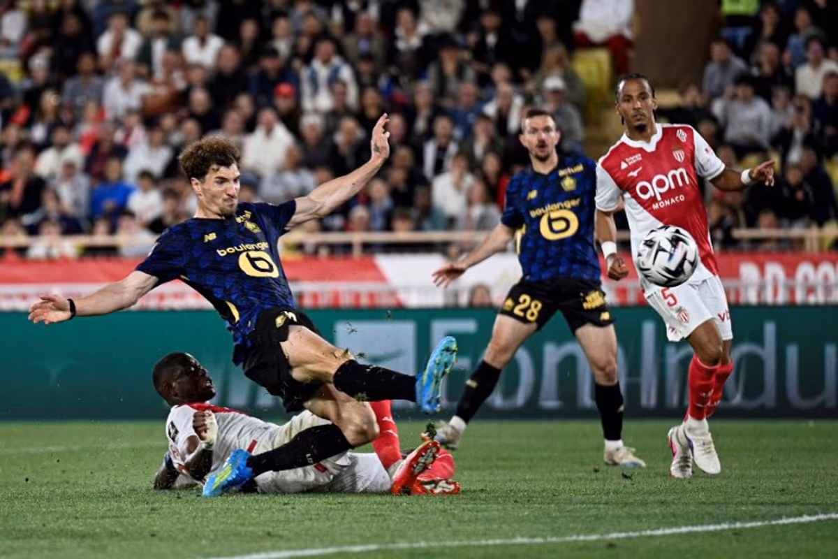 Lille's Belgian defender #12 Thomas Meunier (2nd L) kicks the ball to score a goal during the French L1 football match between Monaco (ASM) and Lille (LOSC) at the Louis II Stadium (Stade Louis II) in the Principality of Monaco on May 10, 2026. Frederic DIDES / AFP