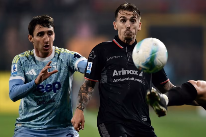 Juventus' Italian defender #27 Andrea Cambiaso (L) fights for the ball with Cremonese's Belgian midfielder #27 Jari Vandeputte during the Italian Serie A football match between Cremonese and Juventus at the Giovanni Zini Stadium in Cremona on November 1, 2025. MARCO BERTORELLO / AFP
