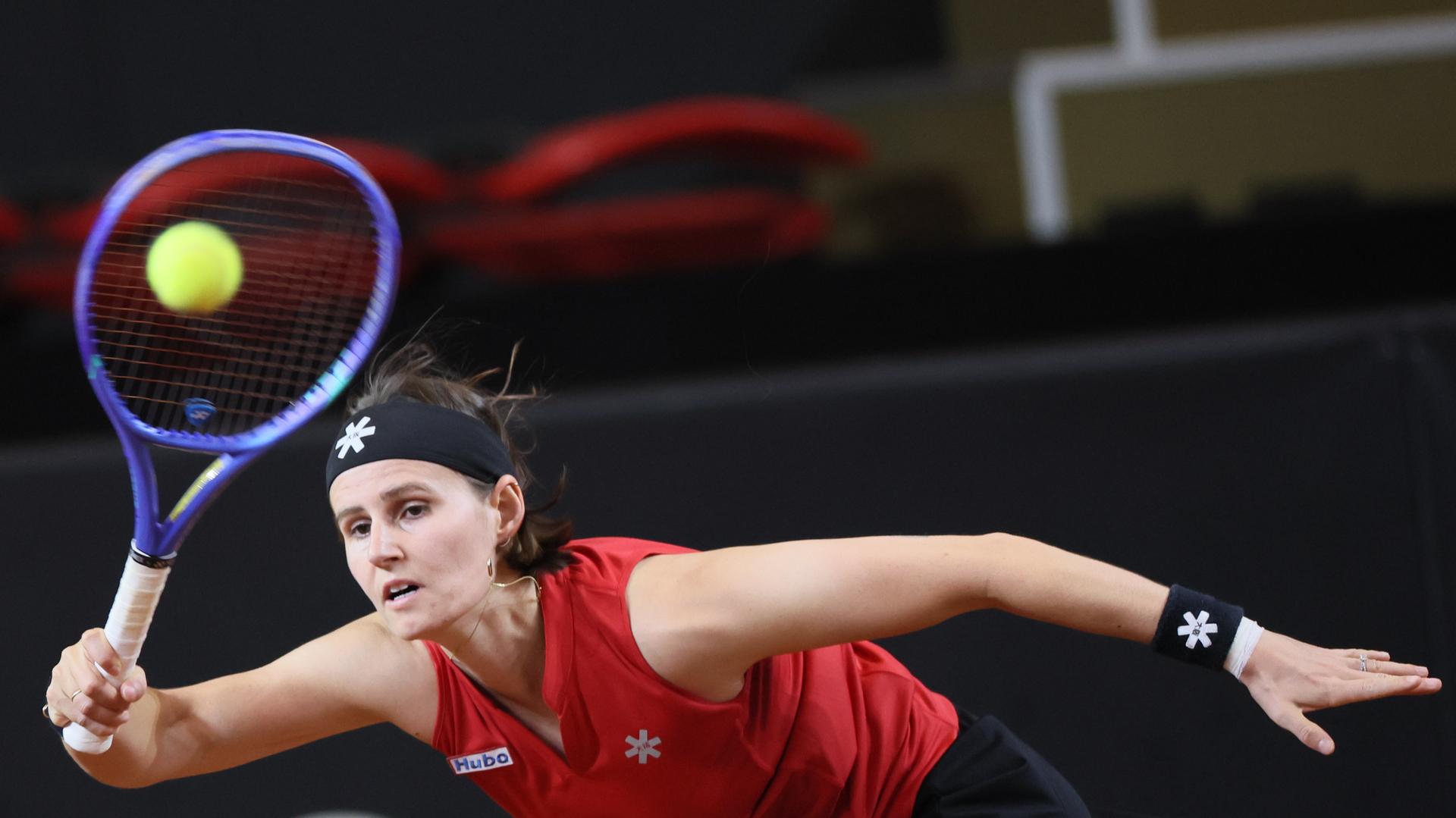 Belgian Greet Minnen pictured in action during the fourth game between Belgian Minnen and US' Jovic on the second day of the qualifiers of the Billie Jean King Cup tennis between Belgium and the USA, in Oostende, Belgium, on Saturday 11 April 2026. The meeting takes place on 10 and 11th April. PHOTO BENOIT DOPPAGNE