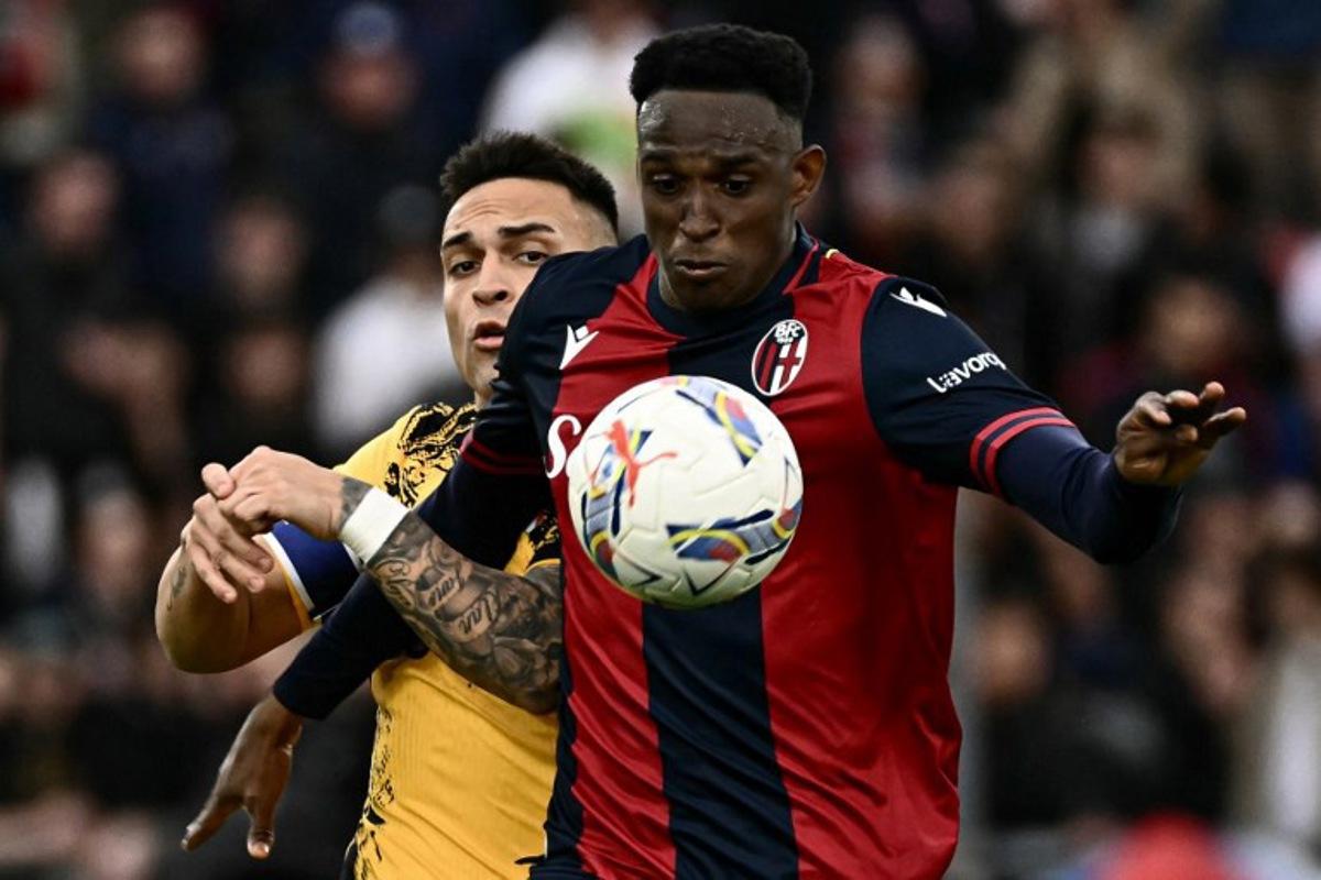 Bologna's Colombian defender #26 Jhon Lucumi (R) and Inter Milan's Argentine forward #10 Lautaro Martinez fight for the ball during the Italian Serie A football match between Bologna FC and Inter Milan FC at the Renato Dall'Ara stadium in Bologna on April 20, 2025. Filippo MONTEFORTE / AFP