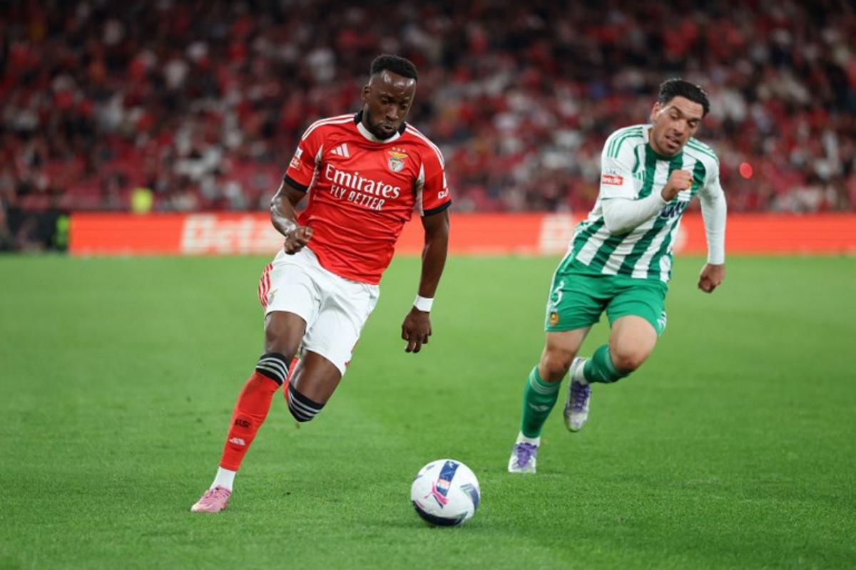 Benfica's Belgian forward #11 Dodi Lukebakio fights for the ball with Rio Ave's Greek defender #03 Nikos Athanassiou during the Portuguese League football match between SL Benfica and Rio Ave FC at the Luz stadium in Lisbon, on September 23, 2025. PATRICIA DE MELO MOREIRA / AFP