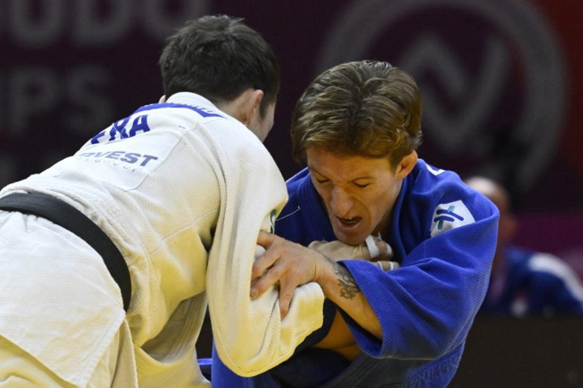 France's Romain Valadier Picard (white) competes against Belgium's Jorre Verstraeten in the men's under 60 kg round of 16 at the World Judo Championships in Baku on October 4, 2026. Alexander NEMENOV / AFP