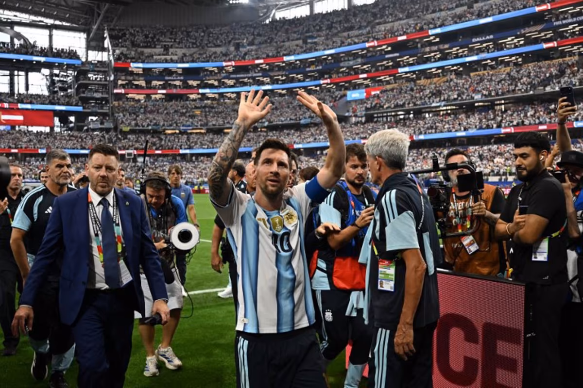 Argentina's forward #10 Lionel Messi waves as he leaves the pitch after winning the 2026 World Cup Group J football match between Argentina and Austria at the Dallas Stadium in Arlington on June 22, 2026. Paul ELLIS / AFP