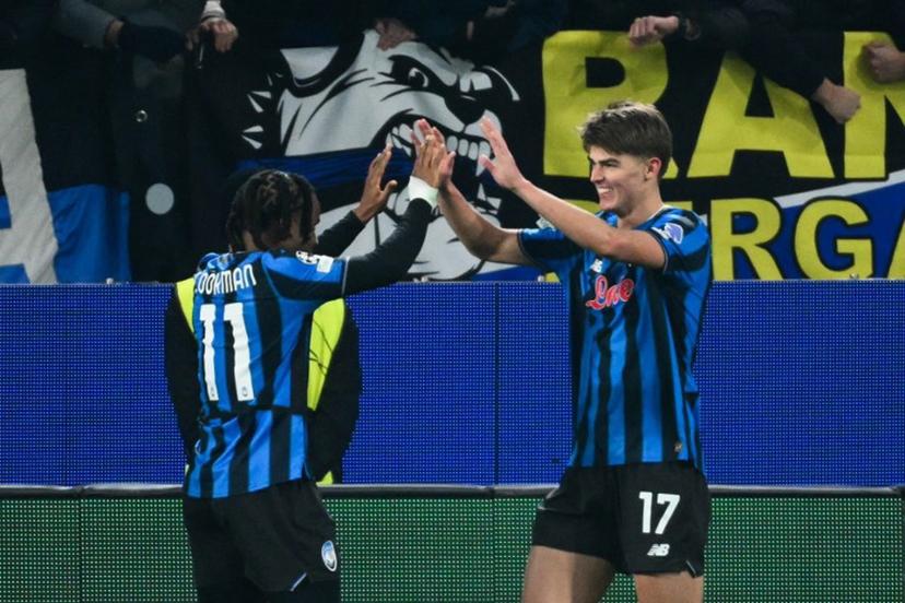 Atalanta's Belgian forward #17 Charles De Ketelaere (R) celebrates with Atalanta's Nigerian forward #11 Ademola Lookman after scoring his team's second goal during the UEFA Champions League league phase day 6 football match between Atalanta Bergamo and Chelsea FC at Bergamo Stadium, in Bergamo, on December 9, 2025. Alberto PIZZOLI / AFP