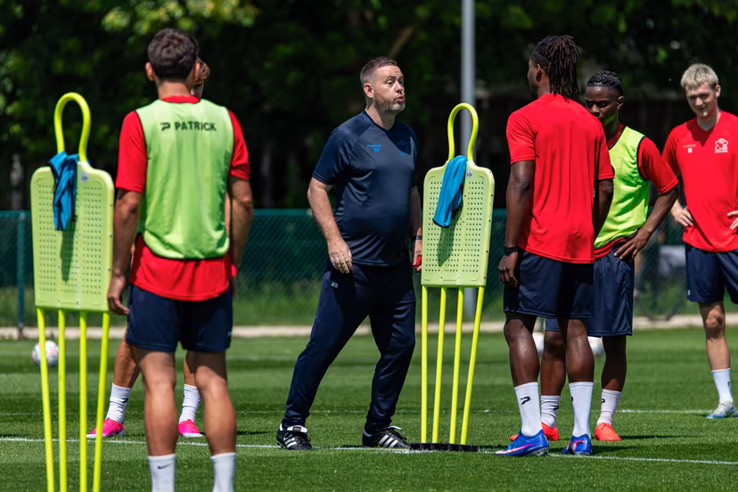 Essevee's new head coach Michael Beale pictured during a training session of Belgian first division soccer team Zulte Waregem, on Saturday 20 June 2026 in Waregem, in preparation of the upcoming 2026-2027 Belgian first division soccer season. BELGA PHOTO KURT DESPLENTER