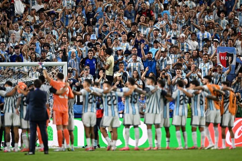 Argentina's players celebrate in front of fans after winning the 2026 World Cup Group J football match between Argentina and Algeria at the Kansas City Stadium in Kansas City on June 16, 2026. ROBERTO SCHMIDT / AFP