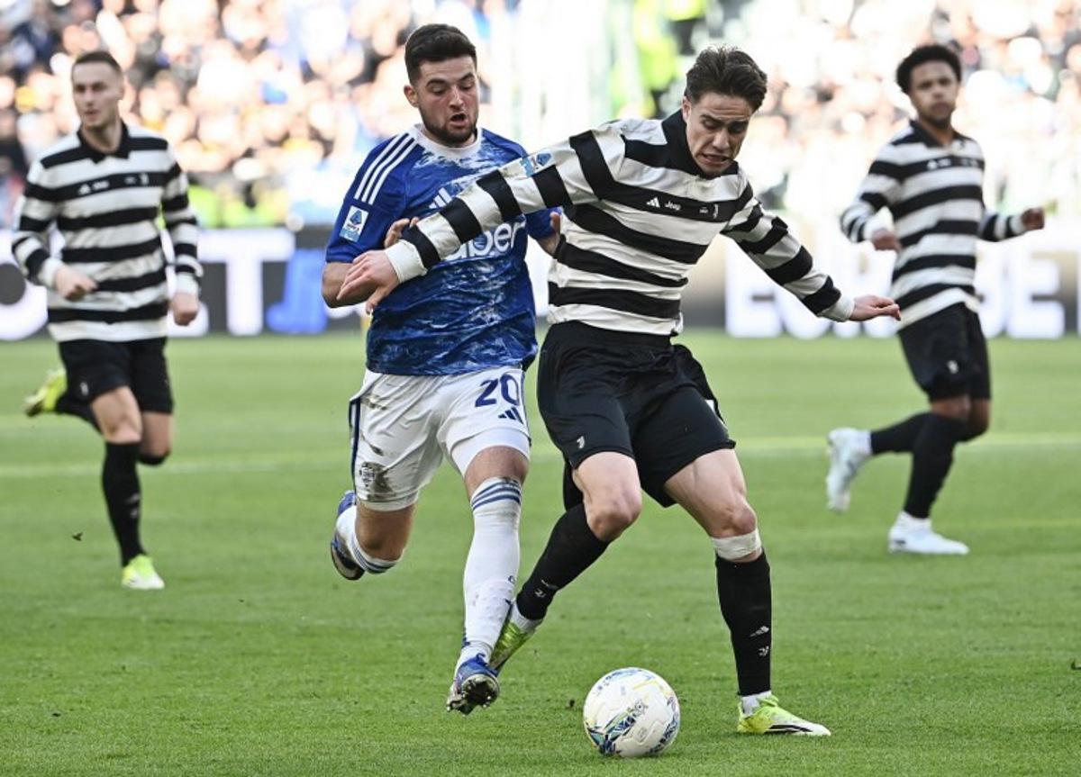 Juventus' Turkish forward #10 Kenan Yildiz (R) fights for the ball with Como's Croatian midfielder #20 Martin Baturina during the Italian Serie A football match between Juventus and Como at the Allianz stadium in Turin on February 21, 2026. Isabella BONOTTO / AFP