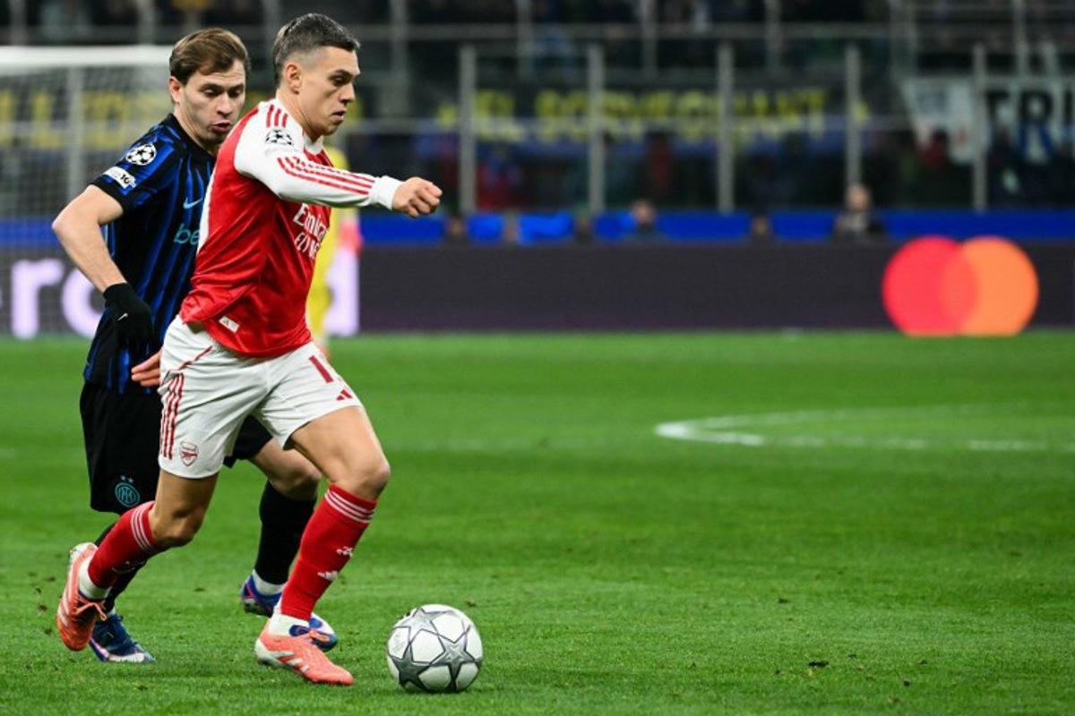 Inter Milan's Italian midfielder #23 Nicolo Barella (L) fights for the ball with Arsenal's Belgian midfielder #19 Leandro Trossard during the UEFA Champions League, league phase day 7, football match between Inter Milan and Arsenal at San Siro stadium in Milan, northern Italy, on January 20, 2026. Alberto PIZZOLI / AFP