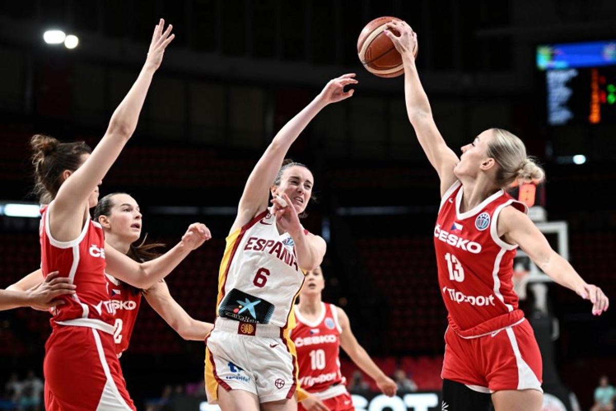 Spain's guard Aina Ayuso (C) fights for the ball with Czech Republic's shooting guard Petra Holesinska (R) during the FIBA Women's EuroBasket 2025 quarter-final match between Spain and Czech Republic at the Peace and Friendship Stadium in Piraeus near Athens on June 25, 2025. Angelos Tzortzinis / AFP
