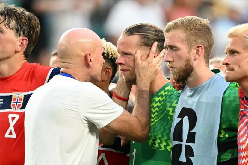 Norway's head coach Staale Solbakken comforts goalkeeper #01 Orjan Nyland after losing the 2026 World Cup football tournament quarter-final match between Norway and England at Miami Stadium in Miami Gardens on July 11, 2026. CHANDAN KHANNA / AFP