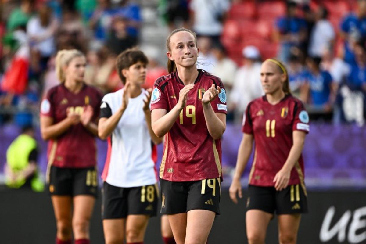 Belgium's defender #19 Sari Kees acknowledges the fans after her team's 0-1 loss to Italy in the UEFA Women's Euro 2025 Group B football match between Belgium and Italy at the Stade de Tourbillon in Sion, on July 3, 2025. Fabrice COFFRINI / AFP