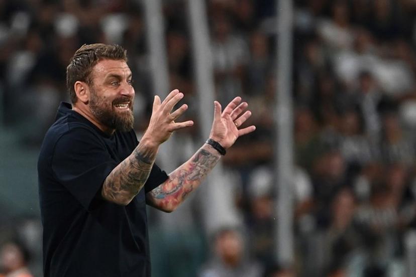 Roma's Italian head coach Daniele De Rossi reacts during the Italian Serie A football match between Juventus and Roma at Allianz Stadium in Turin, on September 1, 2024. Isabella BONOTTO / AFP