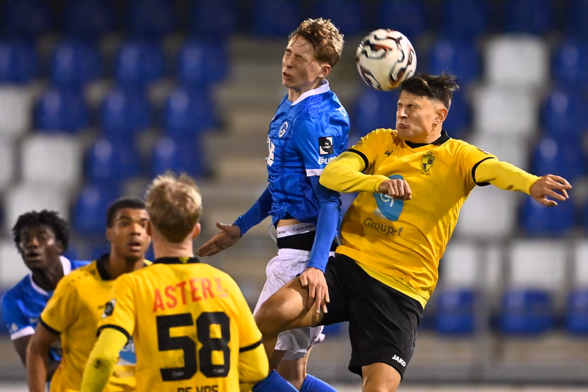 Jong Genk's Wout Kapers and Lierse's Jenthe Mertens fight for the ball during a soccer game between Jong Genk and Lierse SK, Saturday 28 February 2026 in Geel, on day 27 (out of 30) of the 2025-2026 'Challenger Pro League' 1B second division of the Belgian championship. BELGA PHOTO JOHAN EYCKENS