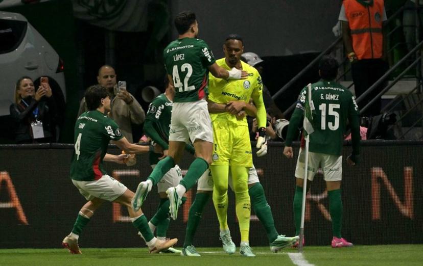 Palmeiras players celebrate after winning the Copa Libertadores semifinal second leg football match between Brazil's Palmeiras and Fluminense at the NuBank Parque stadium in Sao Paulo, Brazil, on October 21, 2026. NELSON ALMEIDA / AFP