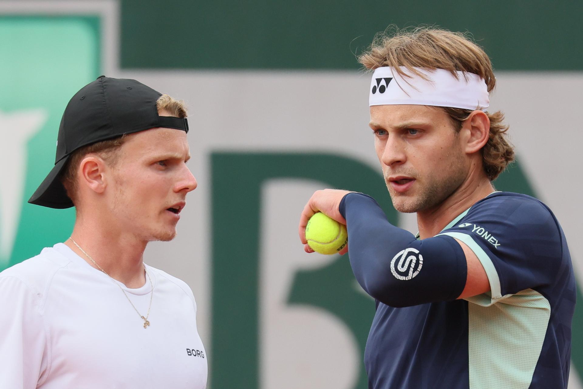 Belgian Zizou Bergs and Dutch Jesper De Jong pictured during a doubles tennis match between Belgian-Dutch Pair Bergs-De Jong and Portuguese-French pair Borges-Rinderknech, in the first round of the men's doubles at the Roland Garros Grand Slam tennis tournament, in Paris, France. The 2025 edition of Roland Garros takes place from May 24th to June 8th 2025. BELGA PHOTO BENOIT DOPPAGNE