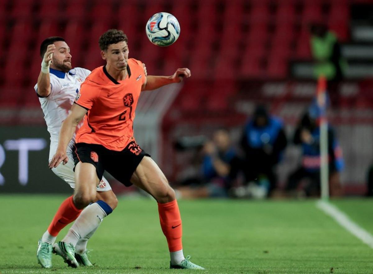 Netherlands' forward #21 Ruben van Bommel (R) fights for the ball with Serbia's midfielder #14 Andrija Zivkovic (L) during the UEFA Nations League Group A2 football match between Serbia and Netherlands at the Rajko Mitic stadium in Belgrade on September 27, 2026. Pedja Milosavljevic / AFP