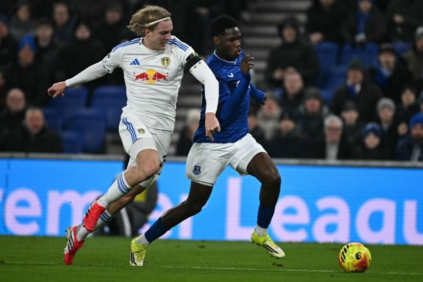 Leeds United's Belgian defender #23 Sebastiaan Bornauw (L) vies with Everton's French striker #11 Thierno Barry (R) during the English Premier League football match between Everton and Leeds United at Hill Dickinson Stadium in Liverpool, north west England on January 26, 2026. Paul ELLIS / AFP