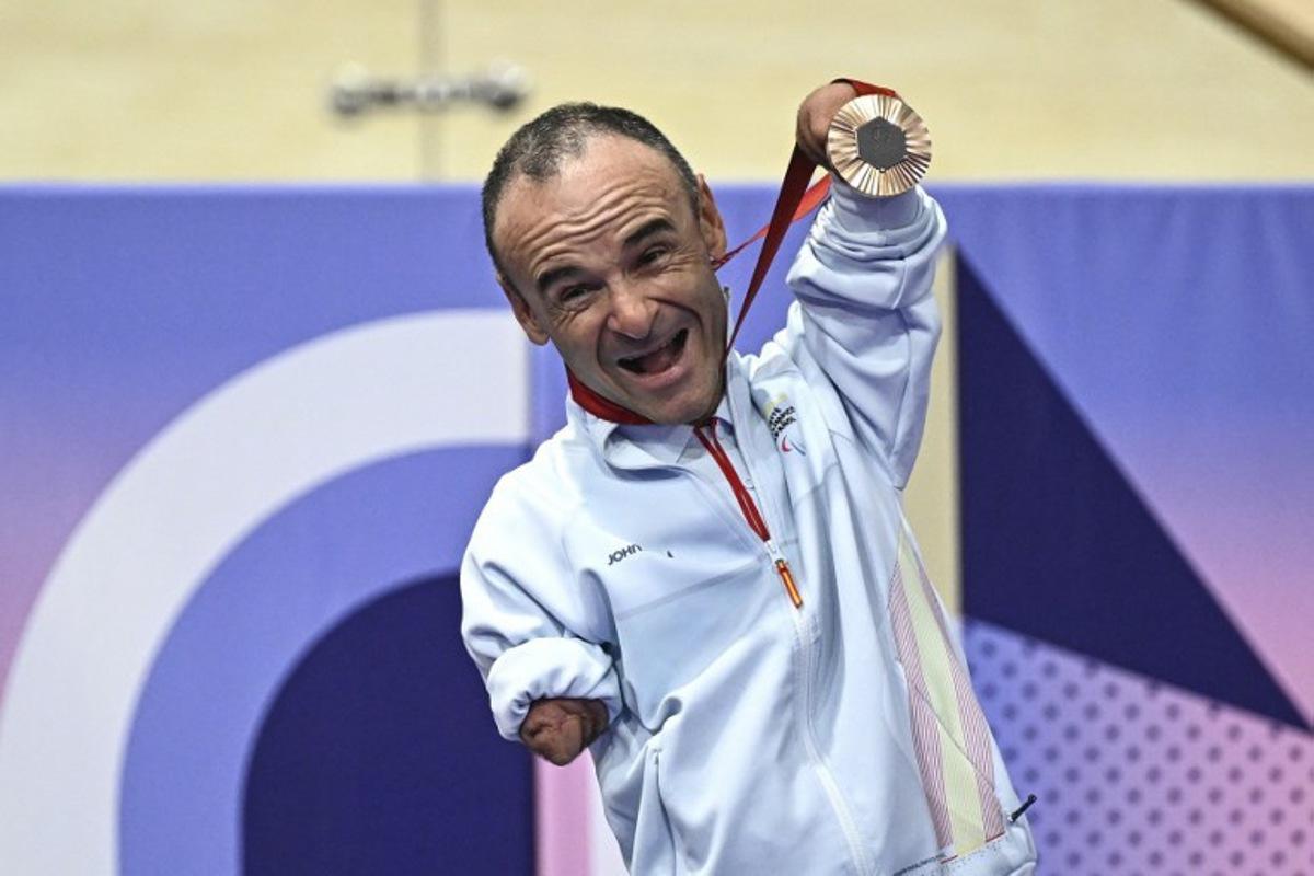 Bronze medalist Spain's Ricardo Ten Argiles celebrates on the podium of the men's C1 3000m cycling individual pursuit track event during the Paris 2024 Paralympic Games at The Saint-Quentin-en-Yvelines National Velodrome in Montigny-le-Bretonneux, south-west of Paris on August 29, 2024. JULIEN DE ROSA / AFP