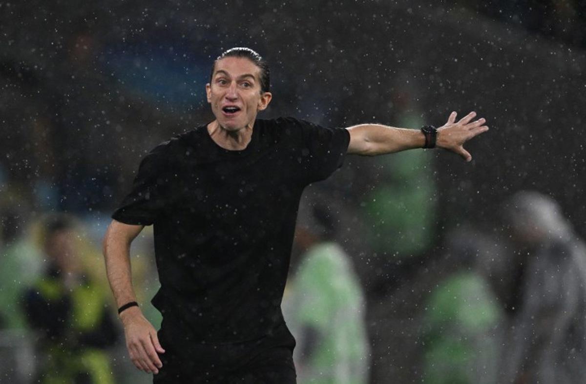 Flamengo's head coach Filipe Luis gestures during the Recopa Sudamericana second leg final football match between Brazil's Flamengo and Argentina's Lanus at the Maracana Stadium in Rio de Janeiro, Brazil, on February 26, 2026. MAURO PIMENTEL / AFP