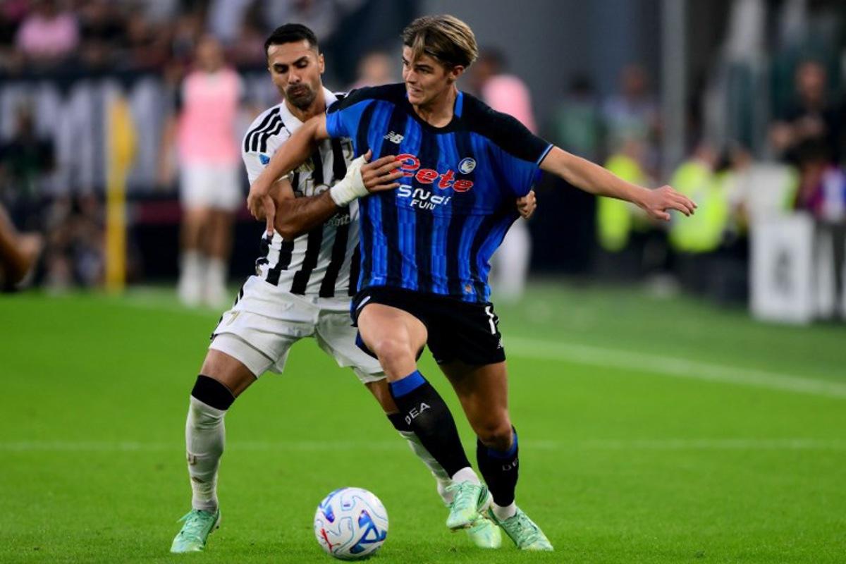 Juventus' Turkish defender #2 Zeki Celik fights for the ball with Atalanta's Belgian forward #17 Charles De Ketelaere during the Italian Serie A football match between Juventus and Atalanta at the Allianz stadium in Turin, on September 20, 2026. Marco Bertorello / AFP