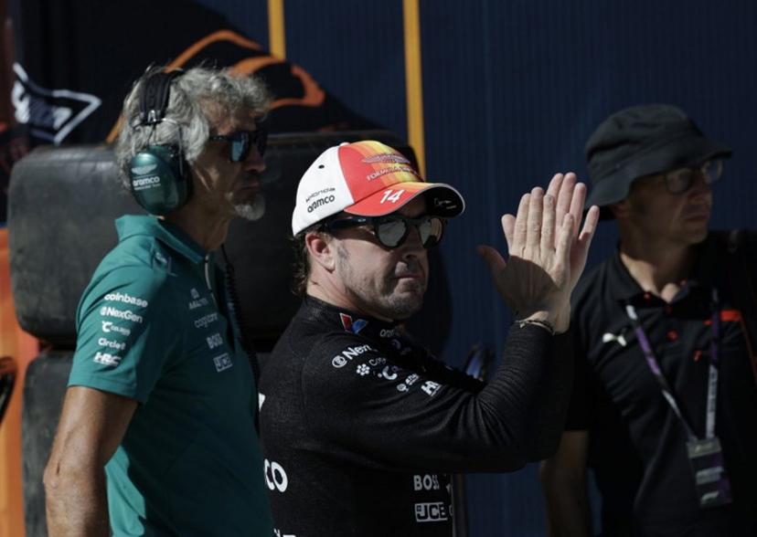Team Aston Martin- Honda's Fernando Alonso applauds in the pit lane after competing in the qualifying session at the Madring circuit on September 12, 2026 in Madrid, ahead of the Spanish Formula One Grand Prix. VIOLETA SANTOS MOURA / POOL / AFP