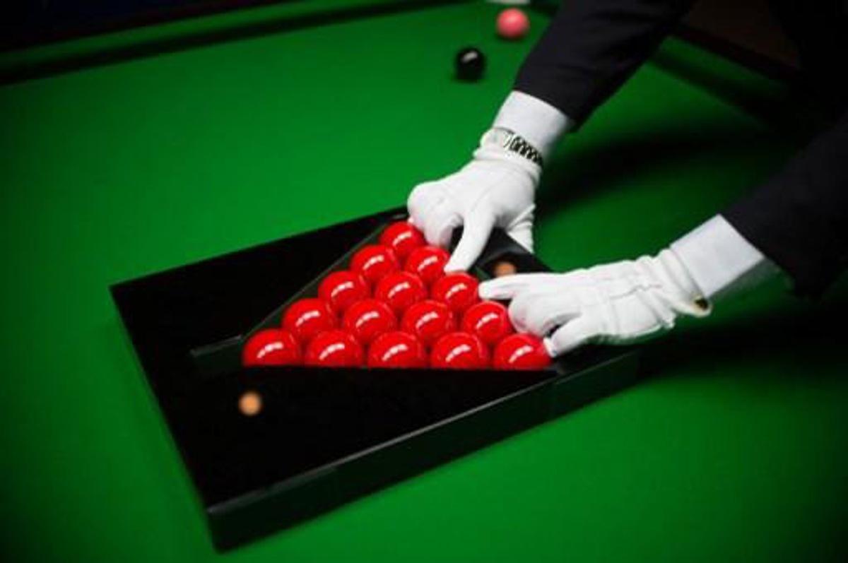 A referee sets up the balls during the Snooker Shanghai Masters in Shanghai on September 11, 2014. The World Snooker Masters will take place until September 14, 2014. AFP PHOTO / JOHANNES EISELE