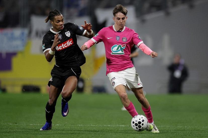 Toulouse's Slovakia midfielder #08 Mario Sauer (R) fights with Amiens' Ivorian midfielder #08 Ibrahim Fofana (L) during the French Cup round of 16 football match between Toulouse FC and Amiens SCF at the Stadium de Toulouse in Toulouse, south-western France, on February 4, 2026. Valentine CHAPUIS / AFP