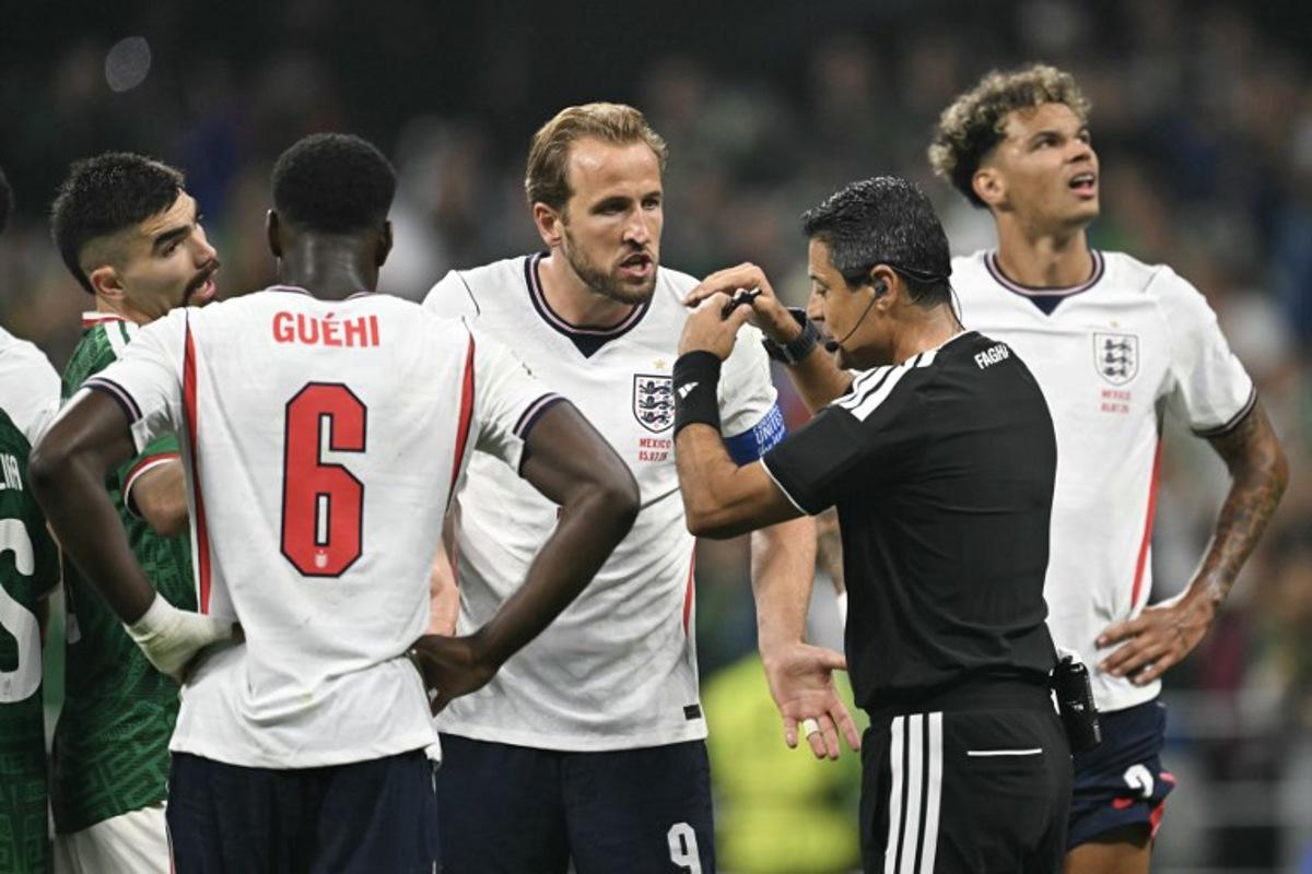 England's forward #09 Harry Kane argues with Australian referee Alireza Faghani during the 2026 World Cup round of 16 football match between Mexico and England at the Mexico City Stadium in Mexico City on July 5, 2026. Yuri CORTEZ / AFP