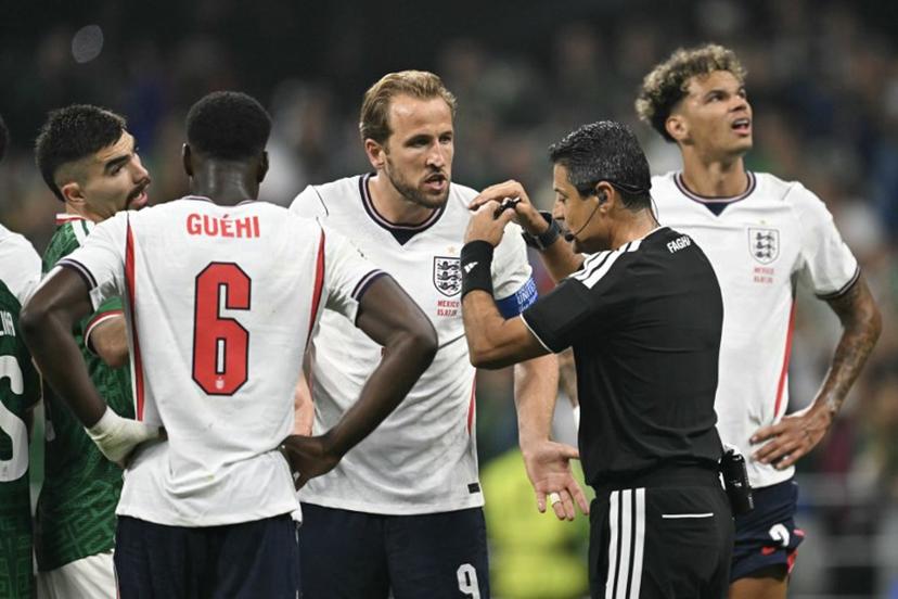 England's forward #09 Harry Kane argues with Australian referee Alireza Faghani during the 2026 World Cup round of 16 football match between Mexico and England at the Mexico City Stadium in Mexico City on July 5, 2026. Yuri CORTEZ / AFP
