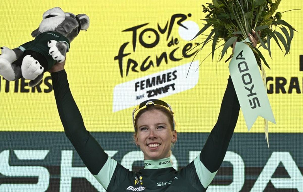 Team SD Worx - Protime's Dutch rider Lorena Wiebes celebrates her green jersey of best sprinter on the podium the 4th stage (out of 9) of the fourth edition of the Women's Tour de France cycling race, 130.7 km from Saumur to Poitiers, in Poitiers, western France on July 29, 2025. JULIEN DE ROSA / AFP