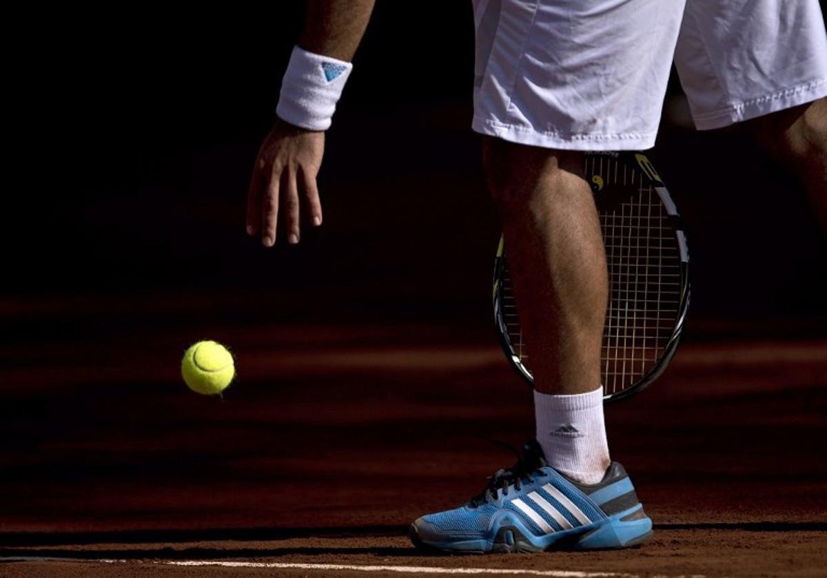 Chile's tennis player Gonzalo Lama prepares to serve to Paraguay's Juan Borba during their Davis Cup match in Santiago on April 04, 2014. AFP PHOTO/MARTIN BERNETTI MARTIN BERNETTI / AFP