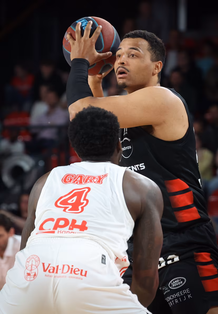 Spirou's Juwan Gary and Kortrijk's Sam Hofman fight for the ball during a basketball match between Spirou Charleroi and House of Talents Spurs Kortrijk, Sunday 19 April 2026 in Charleroi, on day 30 of the 'BNXT League' Belgian and Dutch first division basket championships. BELGA PHOTO VIRGINIE LEFOUR
