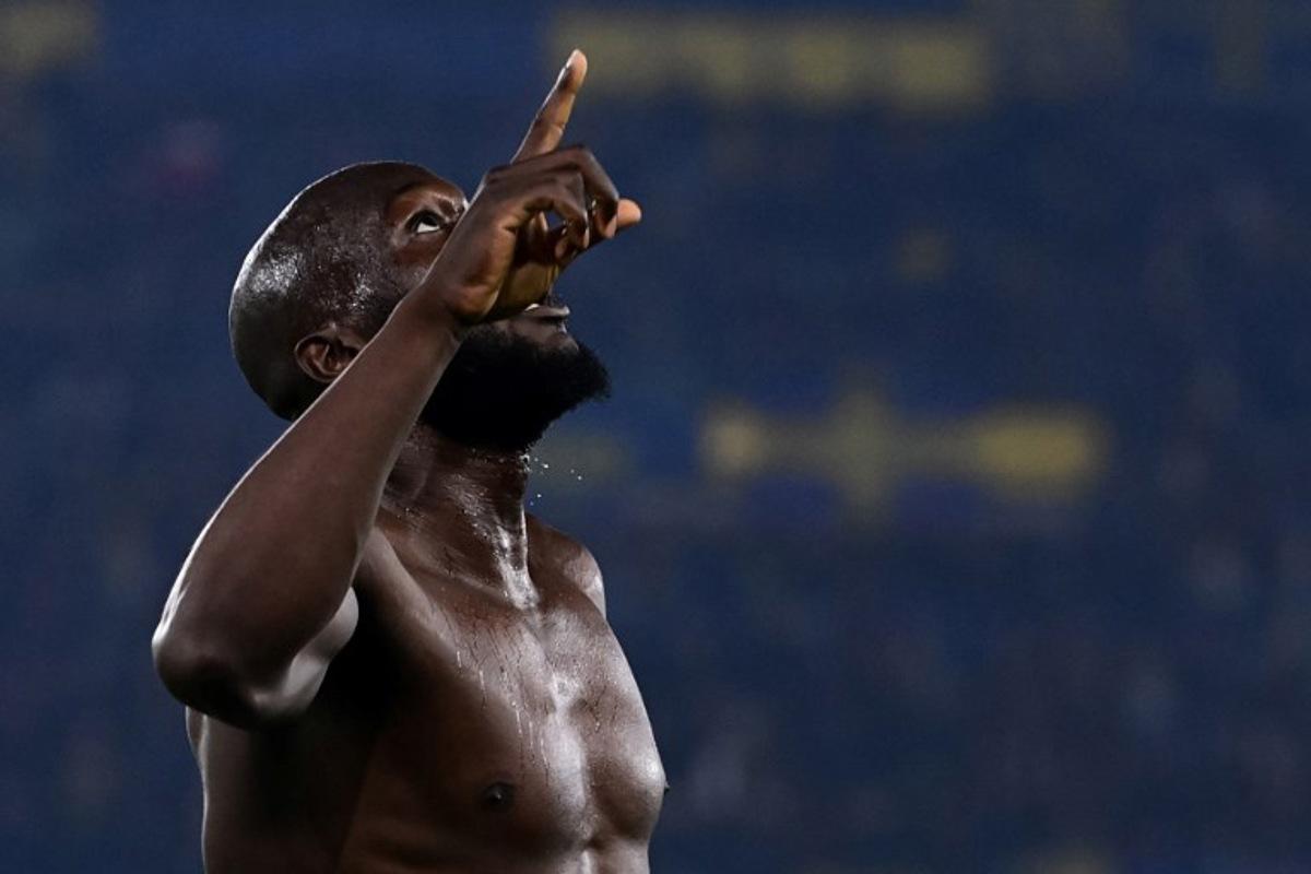 Napoli's Belgian forward #9 Romelu Lukaku celebrates after scoring his team second goal during the Italian Serie A football match between Hellas Verona and Napoli at the Bentegodi Stadium in Verona, northern Italy, on February 28, 2026. Piero CRUCIATTI / AFP