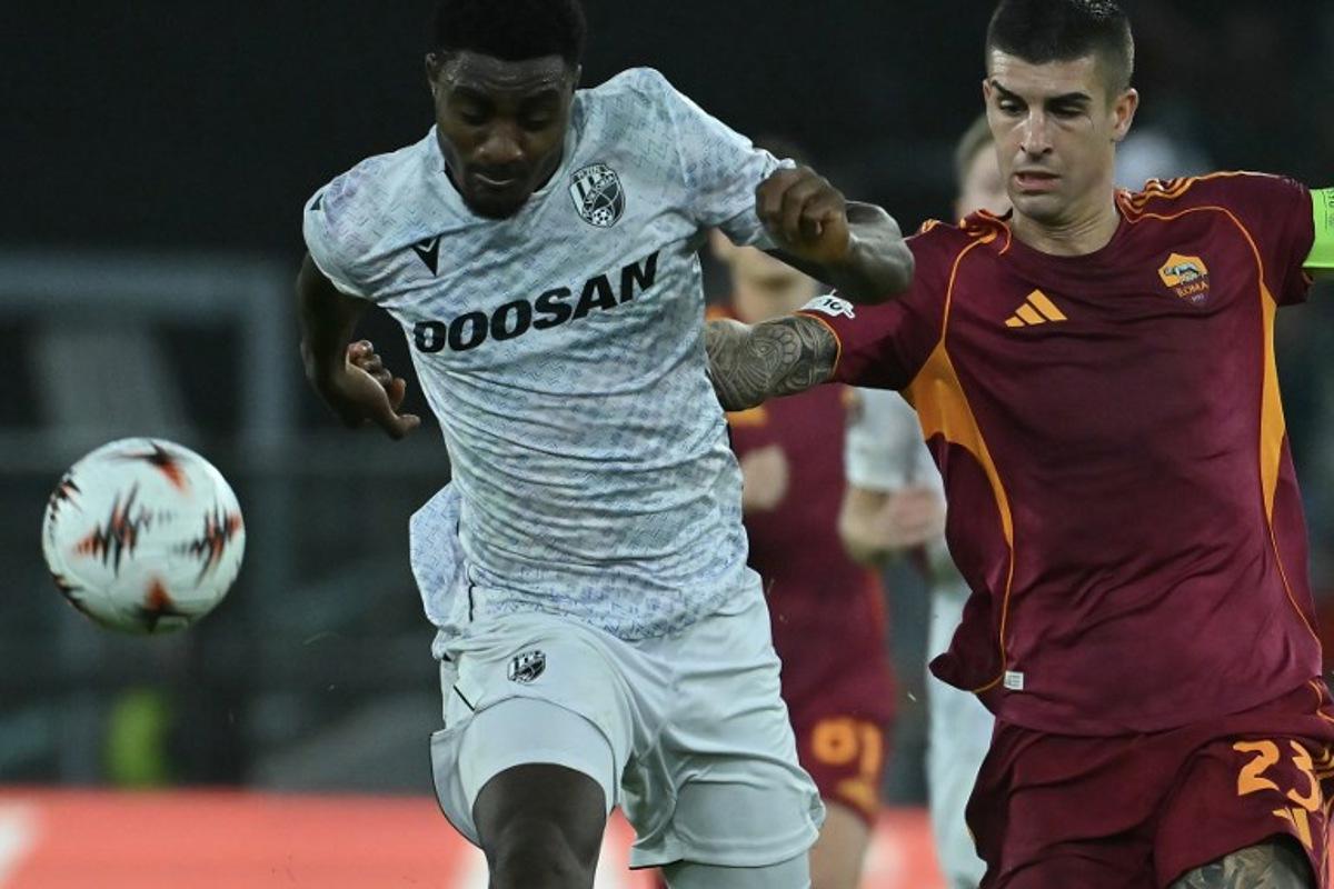Viktoria Plzen's Nigerian forward #17 Rafiu Durosinmi fights for the ball with Roma's Italian defender #23 Gianluca Mancini during the UEFA Europa League first round day 3 football match between AS Roma and FC Viktoria Plzen, at the Olympic stadium in Rome, on October 23, 2025. Filippo MONTEFORTE / AFP