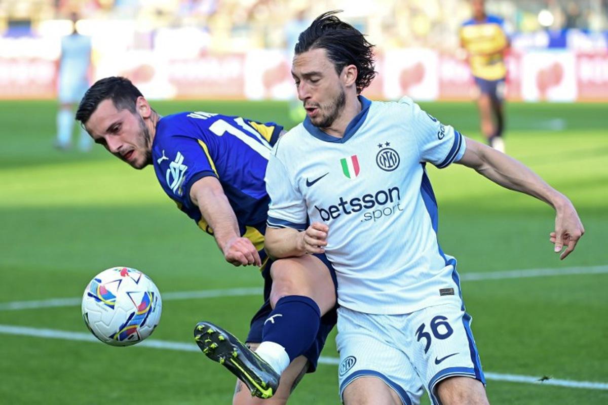 Parma's Italian defender #14 Emanuele Valeri (L) fights for the ball with Inter Milan's Italian defender #36 Matteo Darmian during the Italian Serie A football match between Parma and Inter Milan at the Ennio Tardini Stadium in Parma on April 5, 2025. Piero CRUCIATTI / AFP