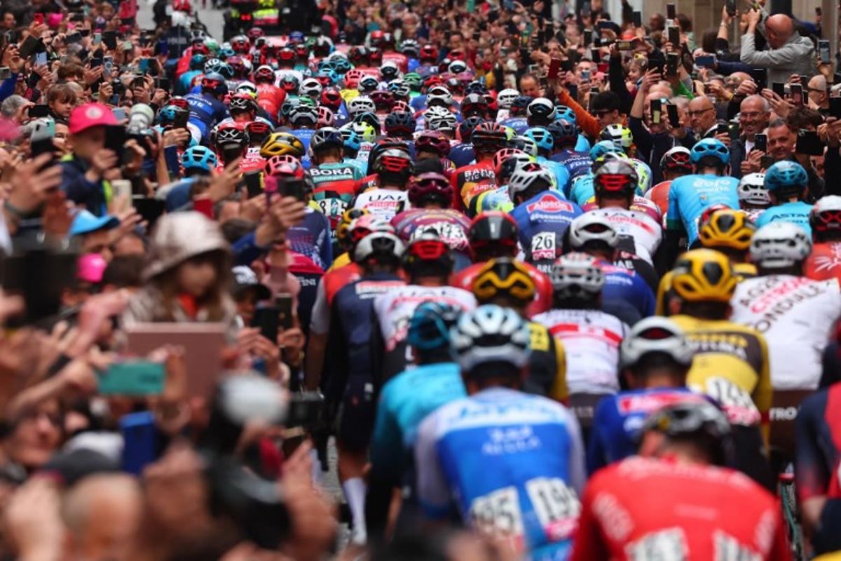 Spectators cheer as the pack of riders takes the start of the eighth stage of the Giro d'Italia 2023 cycling race, 207 km between Terni and Fossombrone, on May 13, 2023. Luca Bettini / AFP