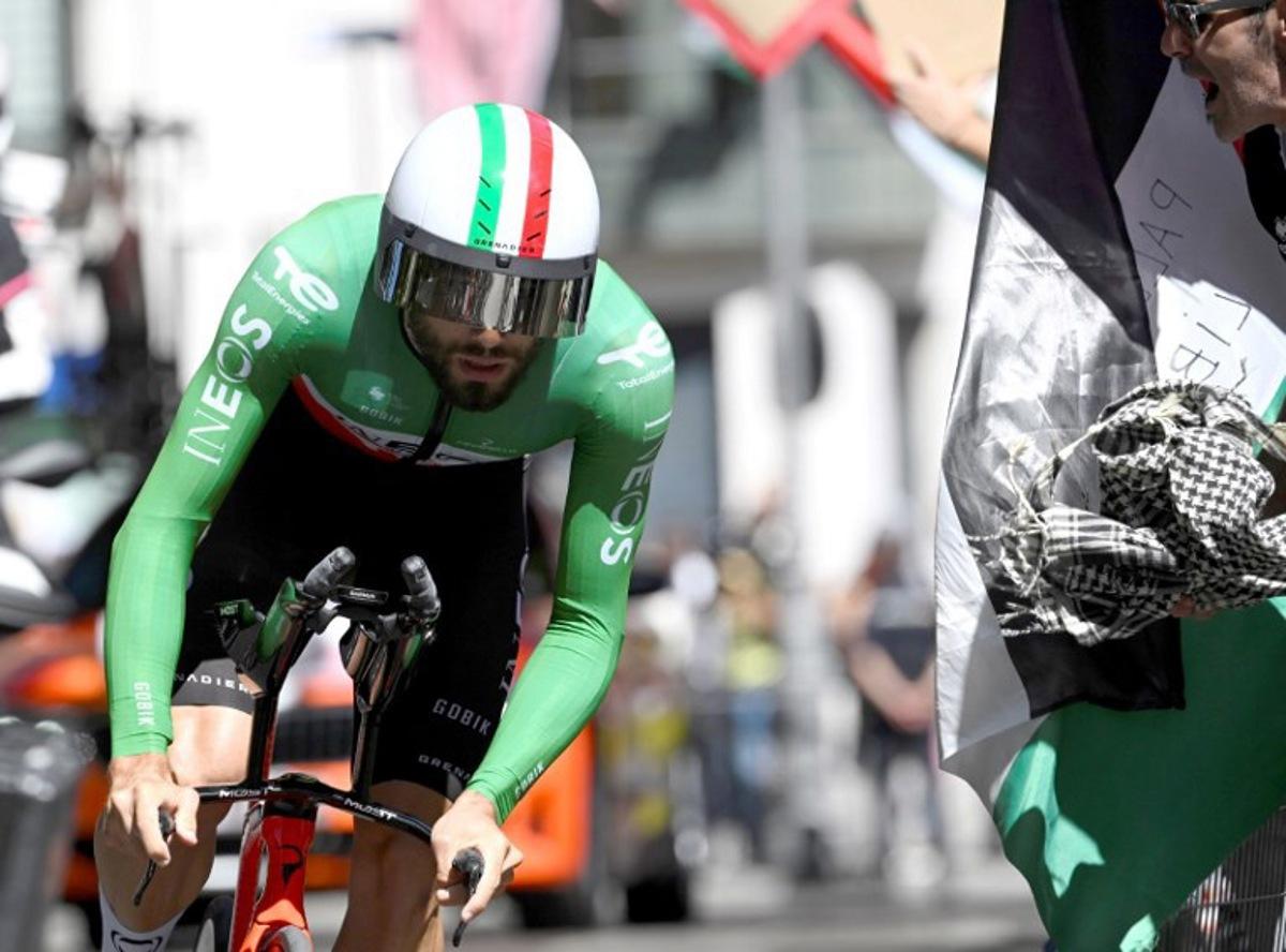 Pro-Palestinians protesters demonstrate as Team Ineos' Italian rider Filippo Ganna competes during the 18th stage of the Vuelta a Espana, a 26 km race against the clock between Valladolid and Valladolid, on September 11, 2025. Miguel RIOPA / AFP