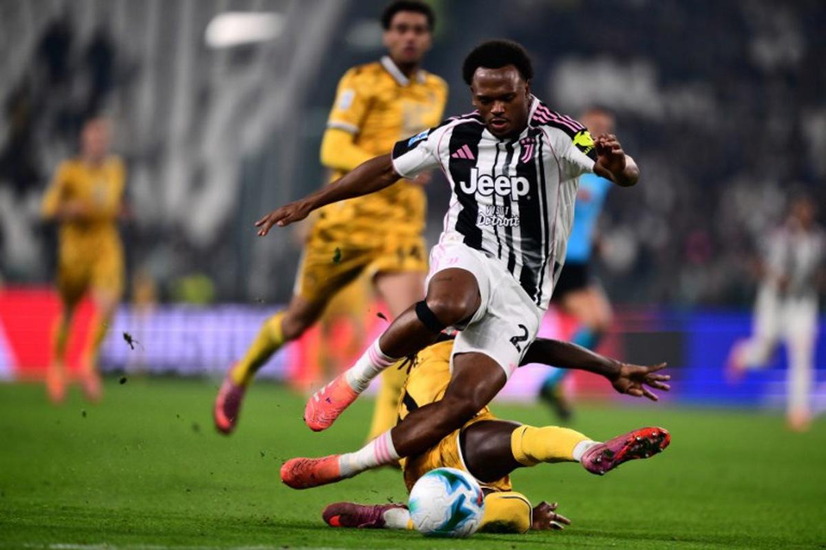 Juventus Belgium Forward #20 Loïs Openda fights for the ball with Udinese' French defender #11 Hassane Kamara during the Italian Serie A football match between Juventus and Udinese at the Allianz Stadium in Turin on October 29, 2025. MARCO BERTORELLO / AFP