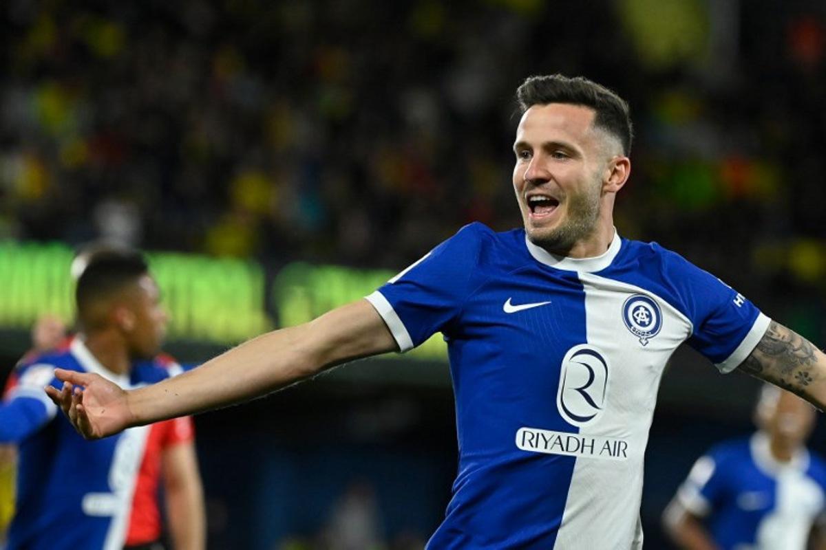 (FILES) Atletico Madrid's Spanish midfielder #08 Saul Niguez celebrates after scoring his team's second goal during the Spanish League football match between Villarreal CF and Club Atletico de Madrid at La Ceramica stadium in Vila-real, on April 1, 2024. Spanish midfielder Saul Niguez will play in Brazil with Flamengo, coached by Filipe Luis, with whom he already played at Atletico Madrid during the Mengao coach's time as a player, the Rio de Janeiro club confirmed on July 22, 2025. JOSE JORDAN / AFP