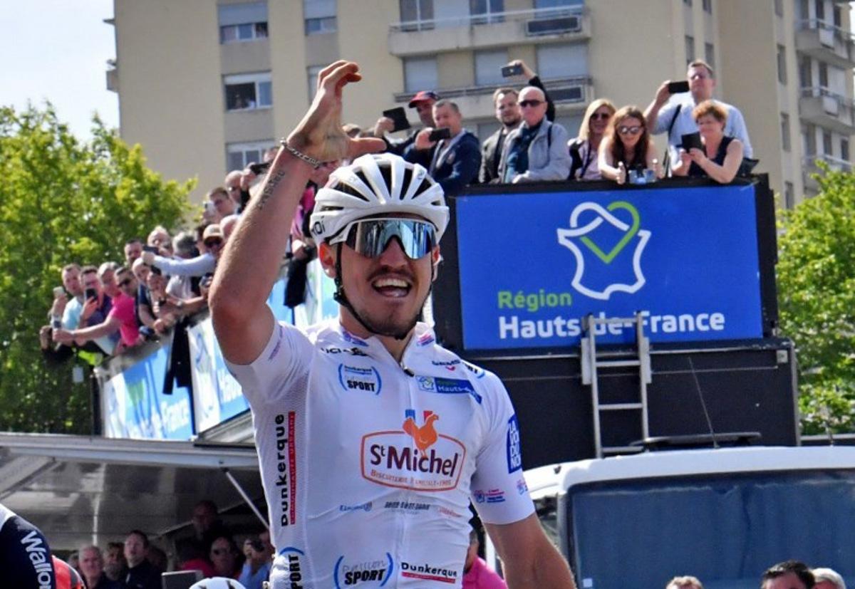 Team St Michel-Auber 93's Jason Tesson of France sprints to win the second stage of the "4 jours de Dunkerque" (Four days of Dunkirk) cycling race between Bethune and Maubeuge, taking the lead in the general classification, in Maubeuge, Northern France, on May 4, 2022 FRANCOIS LO PRESTI / AFP