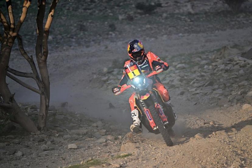KTM 450 Rally Factory's Australian rider Daniel Sanders compete in the Stage 1 of the 48th edition of the Dakar Rally 2026, between Yanbu and Yanbu, Saudi Arabia, on January 4, 2026. Giuseppe CACACE / AFP
