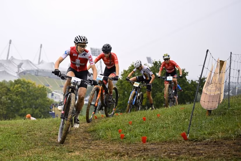 Switzerland's Steffi Haberlin (L) competes in the Women's Mountain Bike Cross Country Final event at the European Championships in Munich, southern Germany, on August 20, 2022. Tobias SCHWARZ / AFP