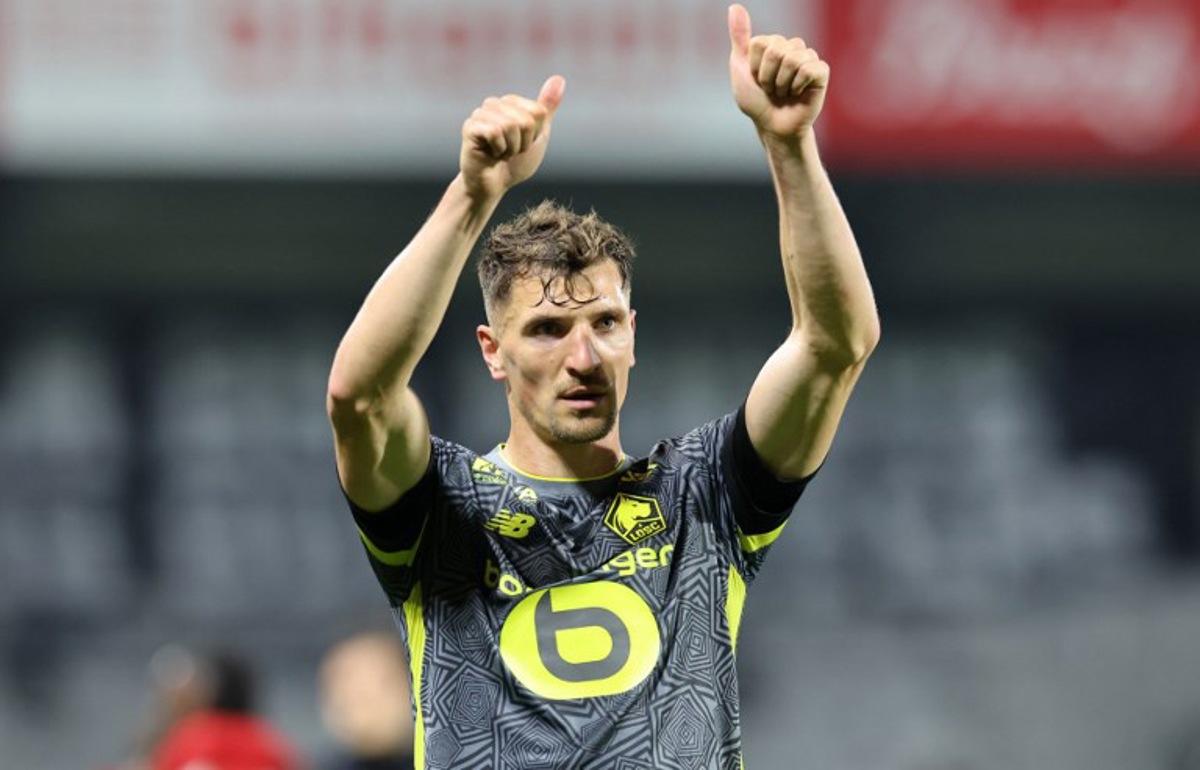 Lille's Belgian defender #12 Thomas Meunier acknowledges Lille's supporters during the French L1 football match between Stade Brestois 29 (Brest) and Lille LOSC at Stade Francis-Le Ble in Brest, western France on May 10, 2025. Fred TANNEAU / AFP