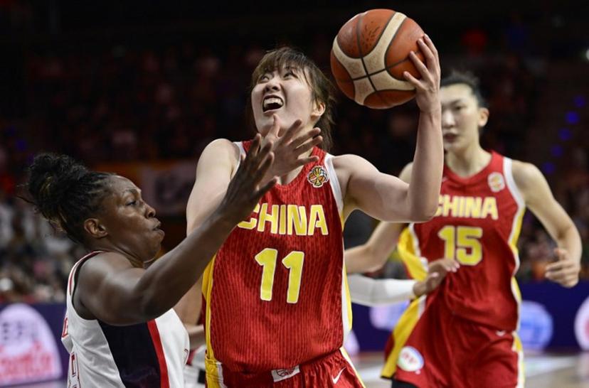 USA's guard #08 Chelsea Gray (L) tries to block China's forward #11 Luo Xinyu (C) during the 2026 FIBA Women's Basketball World Cup Group D match between USA and China at the Max-Schmeling-Halle in Berlin on September 4, 2026. John MACDOUGALL / AFP