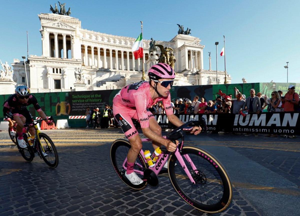 Team Visma-Lease a Bike's British rider Simon Yates wearing the pink jersey of overall leader (Maglia Rosa) rides past the Victor Emmanuel II Monument during the 21st and last stage of the 108th Giro d'Italia cycling race of 143kms from Rome to Rome on June 1, 2025. Luca Bettini / AFP