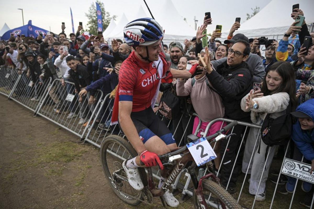 Chile's Martin Vidaurre Kossmann celebrates during the men's olympic cross-country mountain bike cycling final of the Pan American Games Santiago 2023 at the Universidad Catolica Sports Club in Santiago on October 21, 2023. Ernesto BENAVIDES / AFP