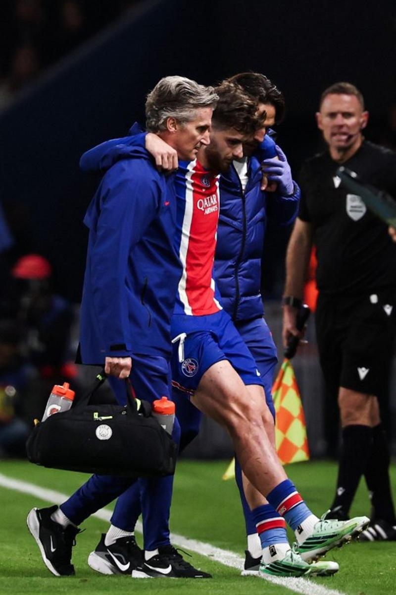 PSG's Georgian forward #07 Khvicha Kvaratskhelia leaves the pitch after sustaining an injury during the UEFA Champions League first round day 3 football match between Paris Saint Germain (PSG) and FC Barcelona at the Parc de Princes stadium in Paris on October 20, 2026. FRANCK FIFE / AFP