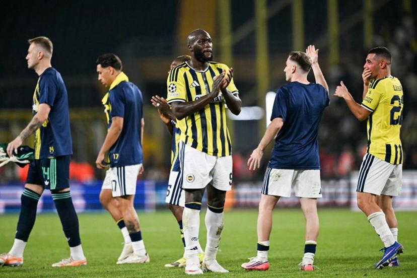 Fenerbahçe's Belgian forward #09 Romelu Lukaku (C) applauds at the end of the UEFA Champions League first round day 1 football match between Fenerbahce SK and AS Roma at the Fenerbahce Chobani stadium in Istanbul on September 10, 2026. Ozan KOSE / AFP